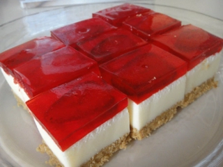 Bisküvili Jöleli Pasta Tarifi ve Malzemeleri